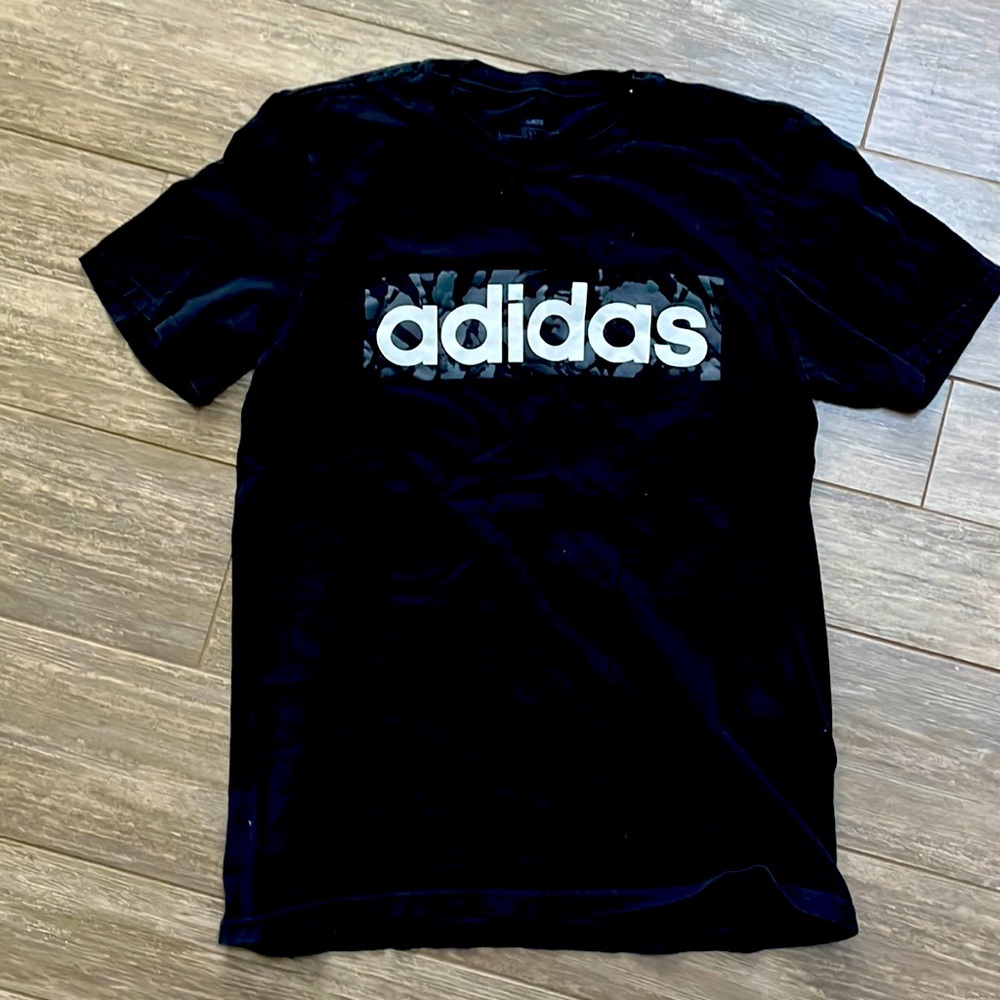 small/petite adidas t-shirt.  Could be a girls large or extra large